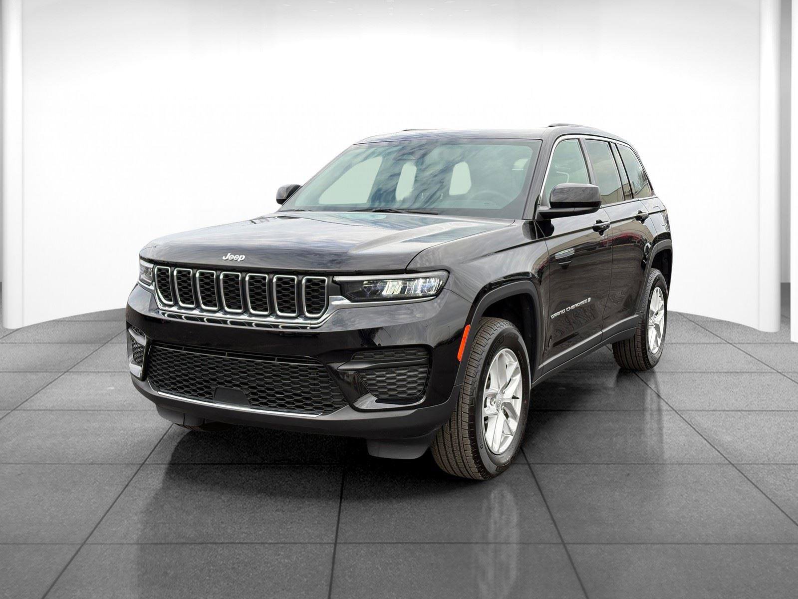 Used 2024 Jeep Grand Cherokee Laredo X w/ Luxury Tech Group I image 3
