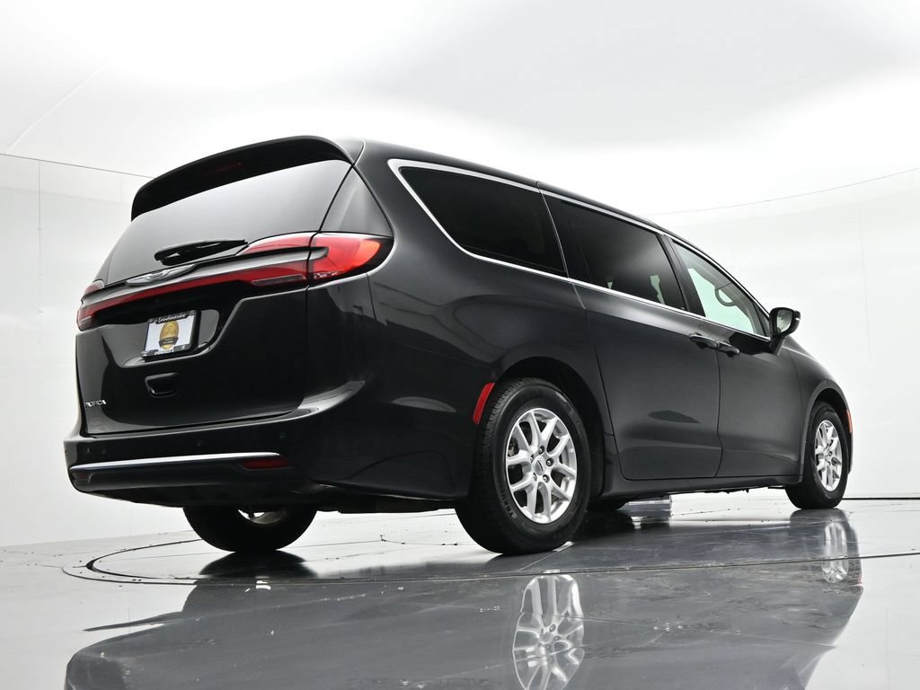 Used 2023 Chrysler Pacifica Touring-L FWD image 28