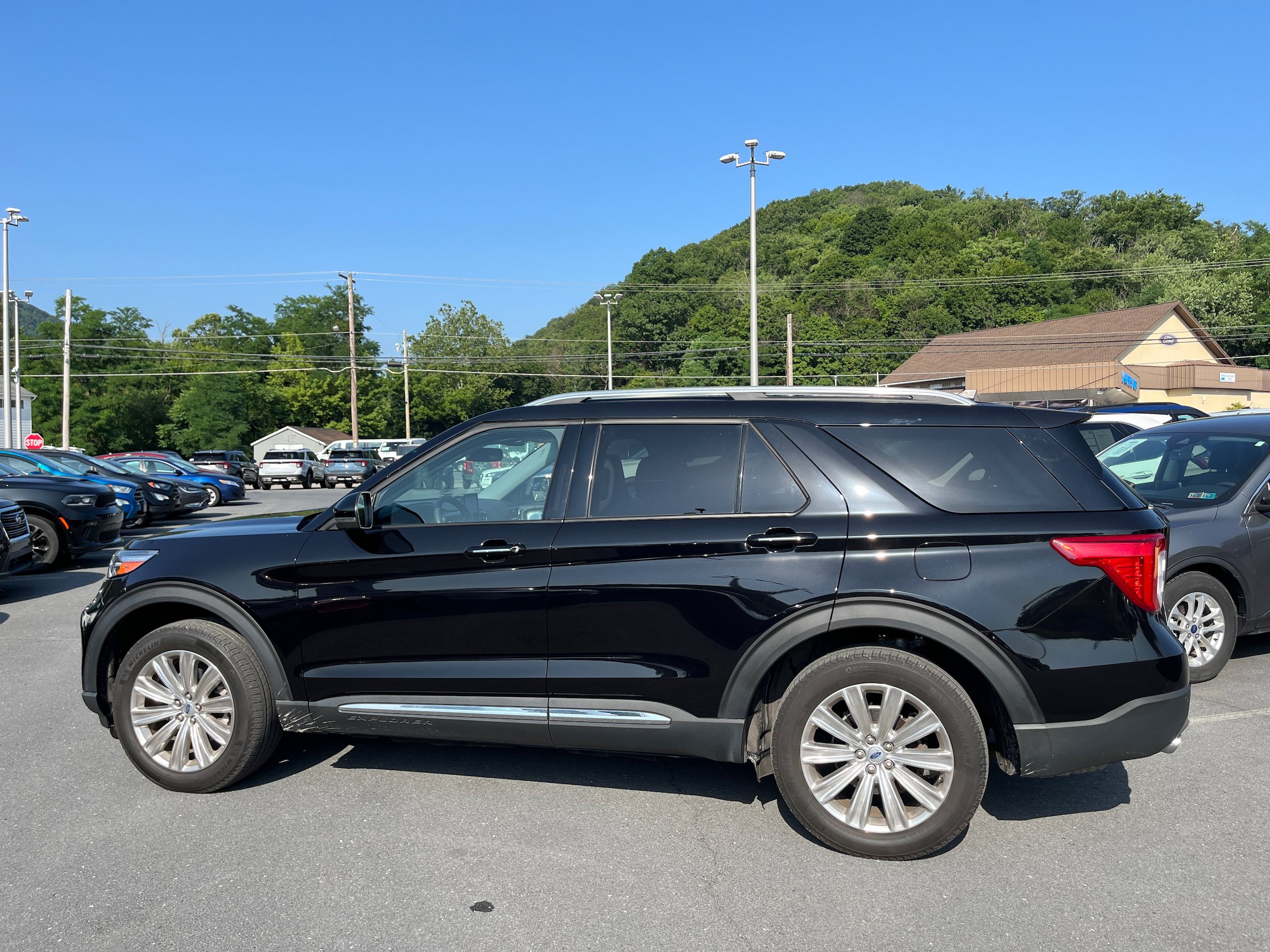 Certified 2023 Ford Explorer Limited w/ Limited Technology Package AWD/4WD image 7