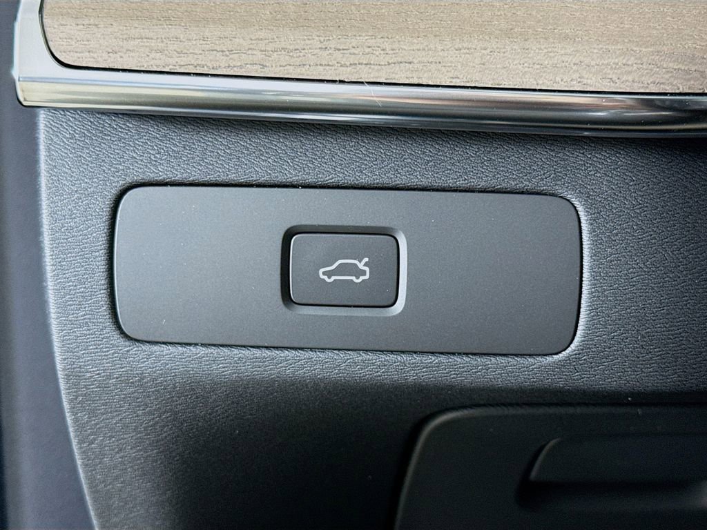 New 2026 Volvo XC90 B6 Plus w/ Protection Package image 10