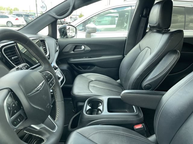 Used 2025 Chrysler Pacifica Select FWD image 3