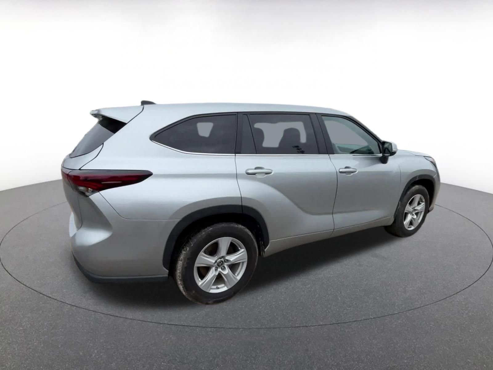 Used 2025 Toyota Highlander LE FWD image 15