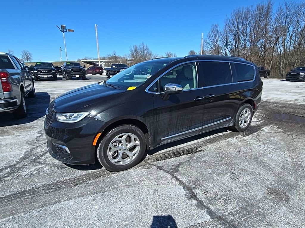 Used 2021 Chrysler Pacifica Limited w/ Uconnect Theater Family Group image 2