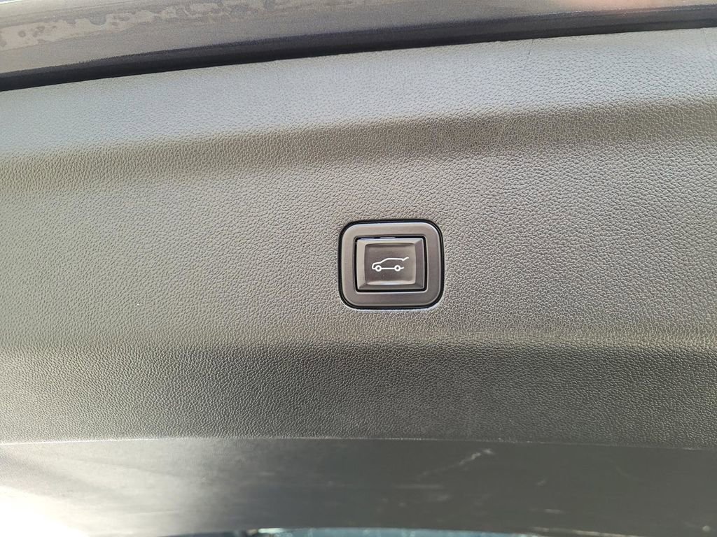 Certified 2023 Chevrolet Suburban Premier image 17