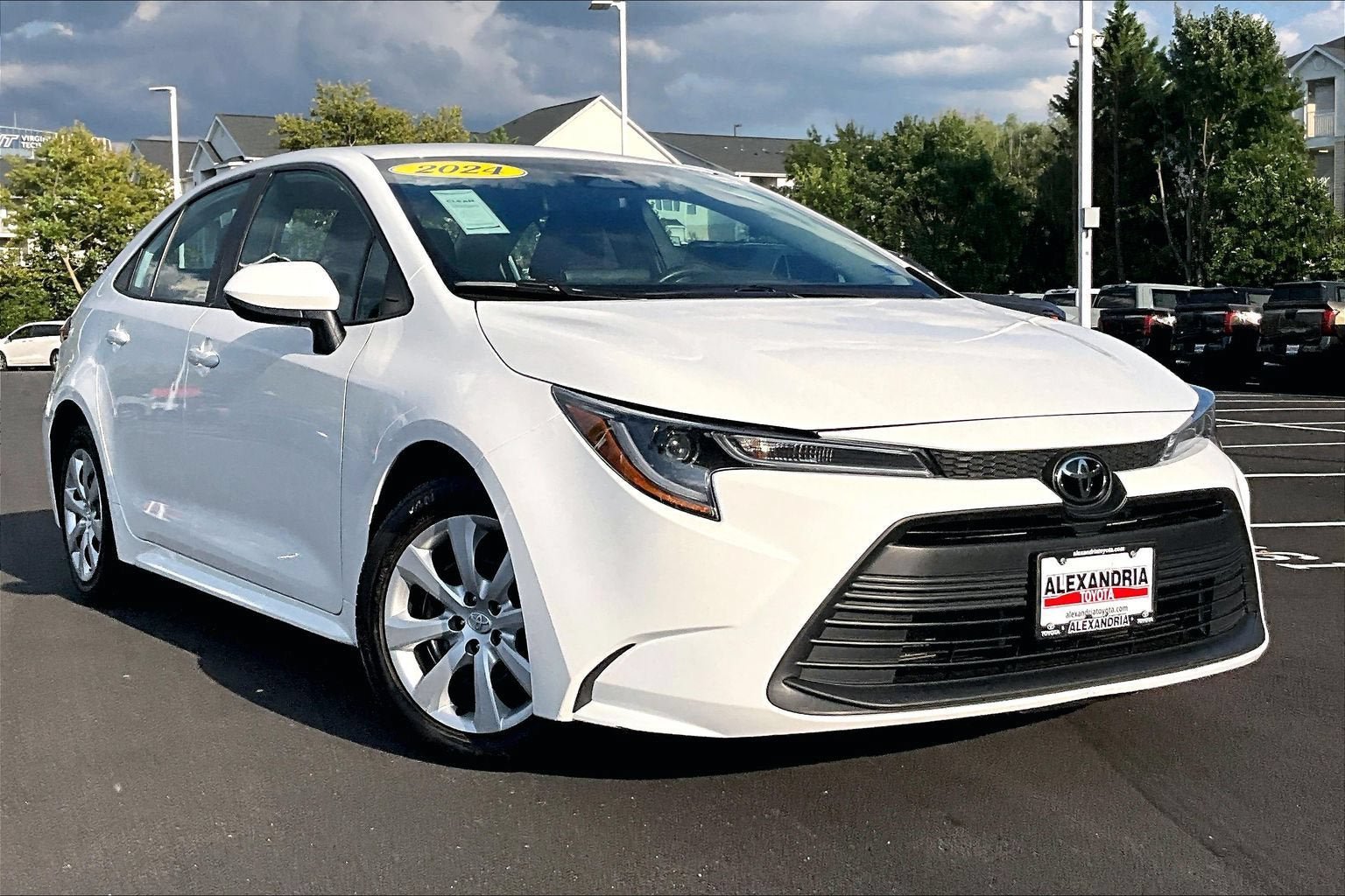 Used 2024 Toyota Corolla LE FWD image 2