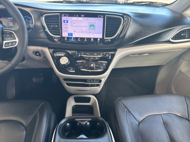 Used 2022 Chrysler Pacifica Touring-L image 9