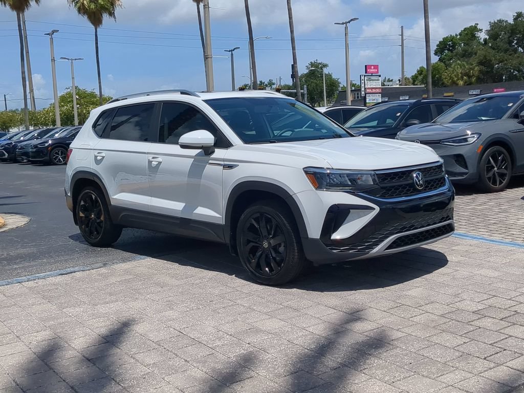 Certified 2022 Volkswagen Taos SE FWD image 2