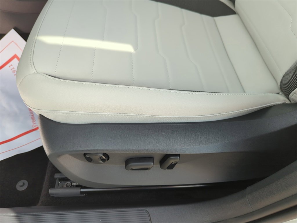 New 2025 Volkswagen Taos SE image 29