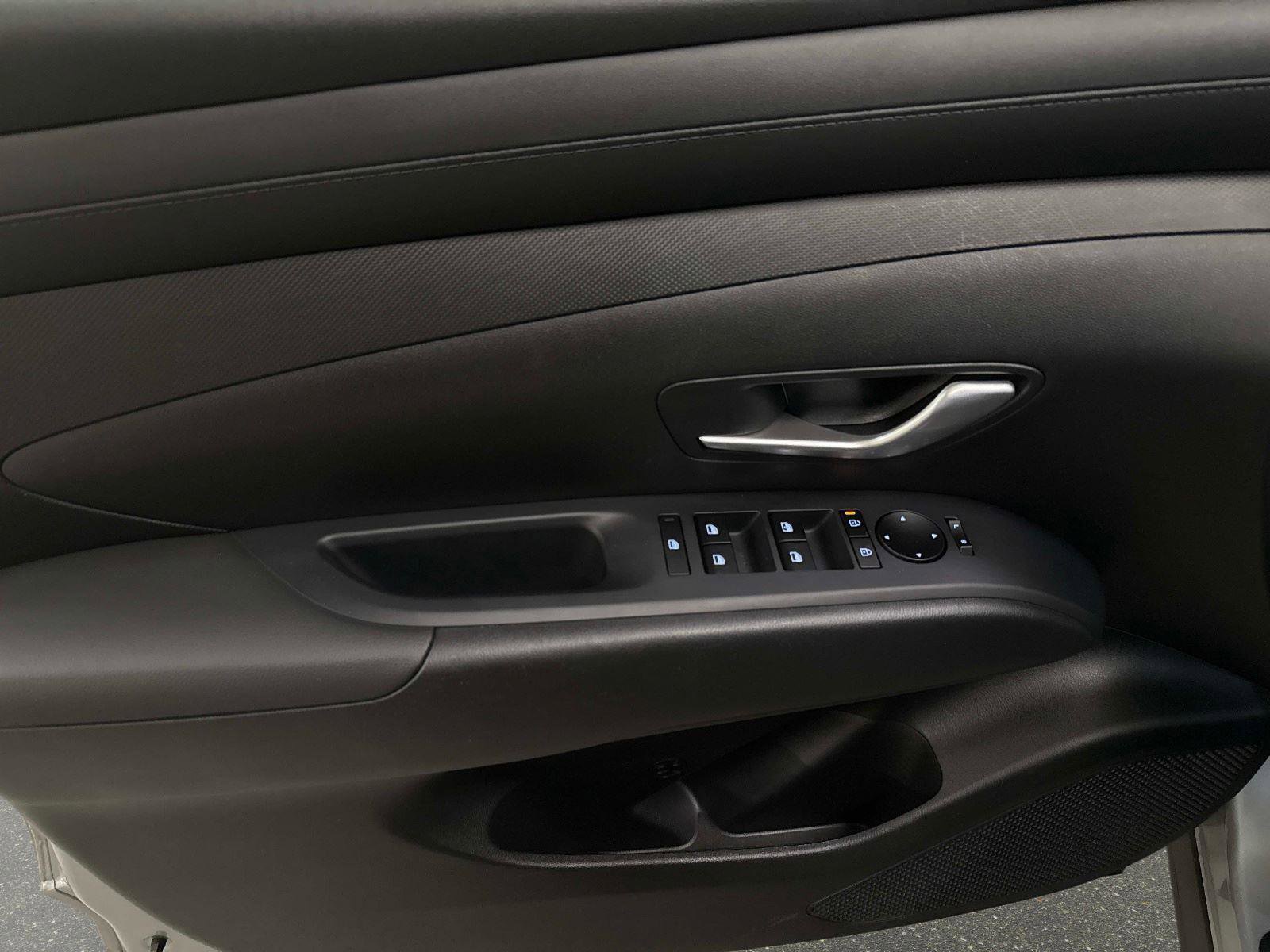 Certified 2025 Hyundai Tucson SE image 18