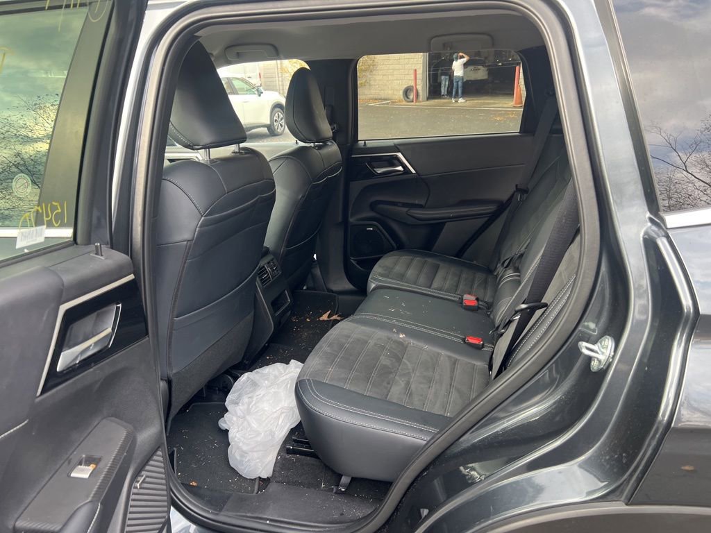 Used 2025 Mitsubishi Outlander SE image 7