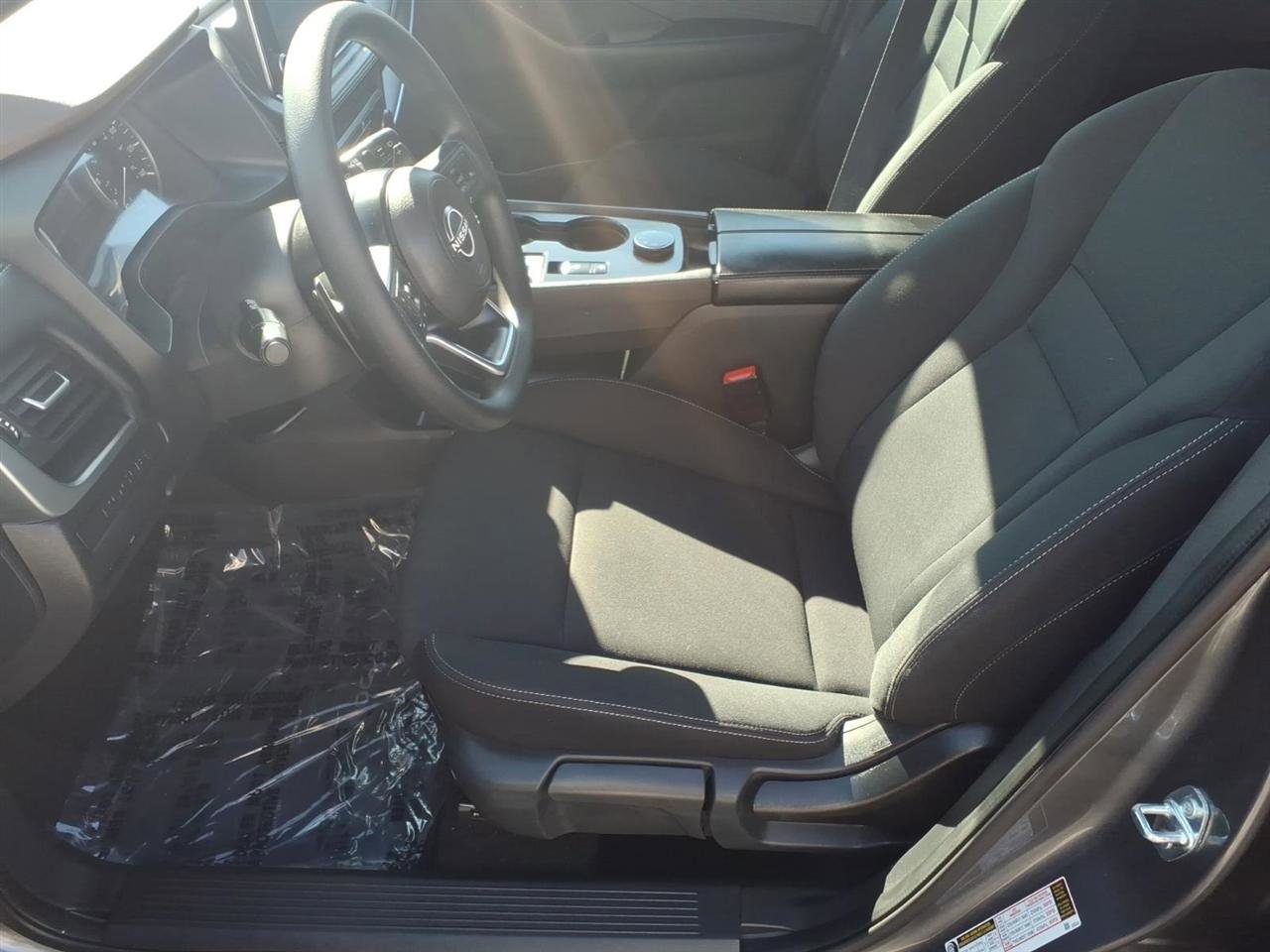 Used 2023 Nissan Rogue S image 5