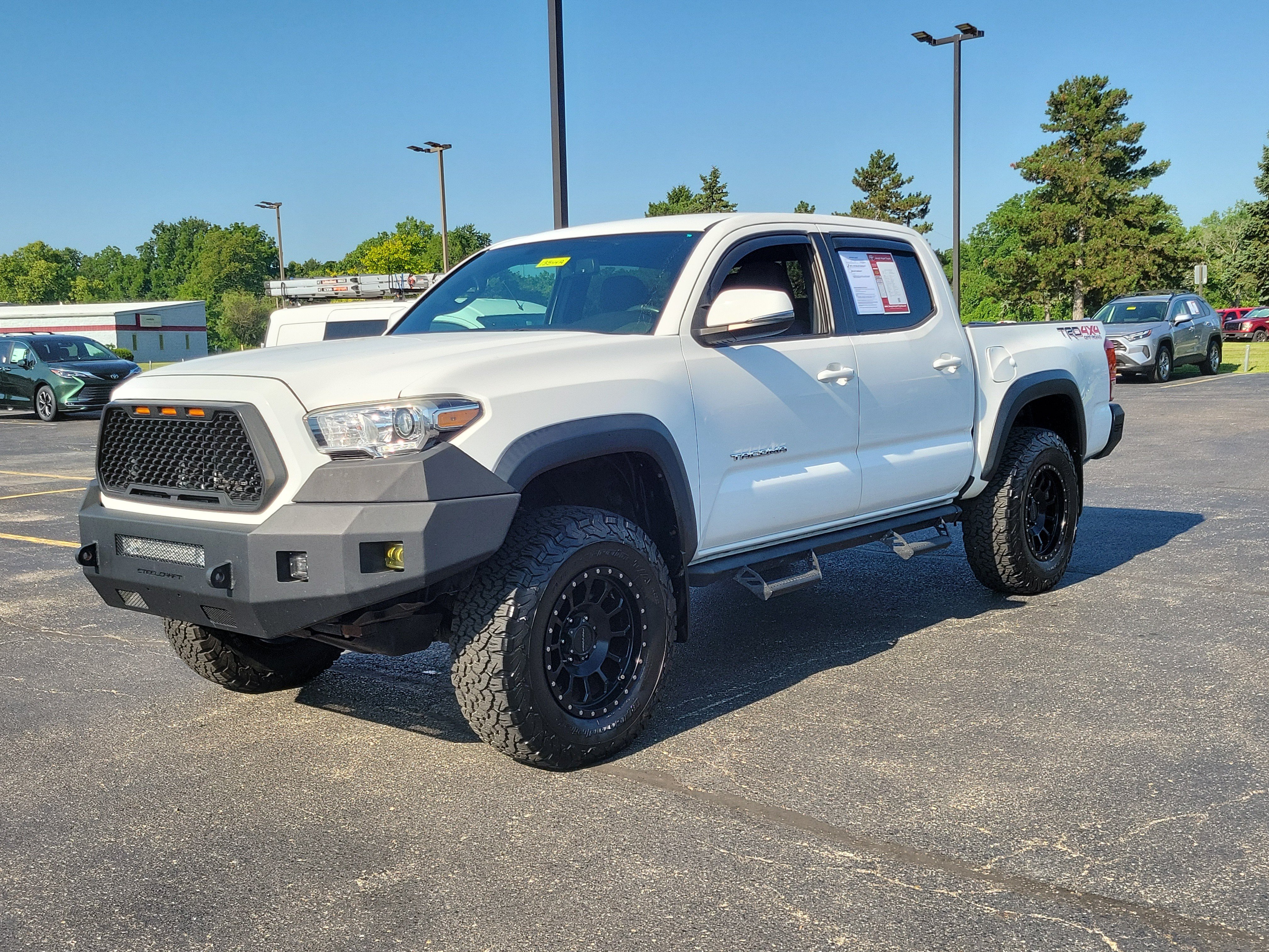 Used 2017 Toyota Tacoma TRD Off-Road w/ Tow Package (A/T) AWD/4WD image 2