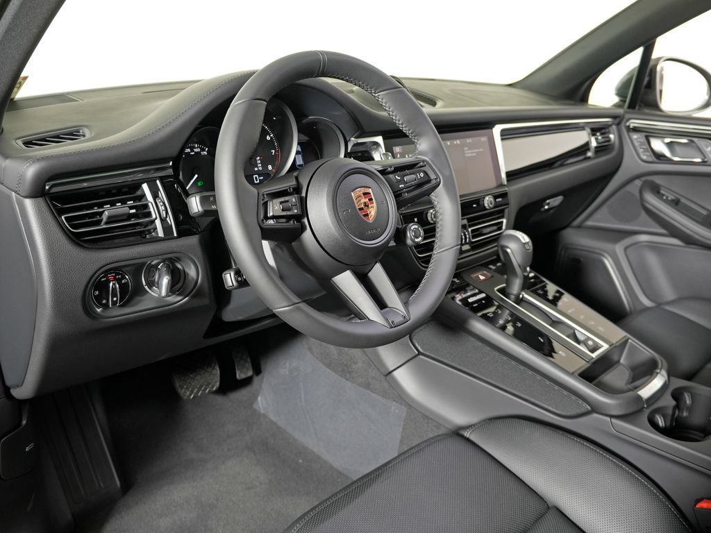 Certified 2026 Porsche Macan Turbo AWD/4WD image 4