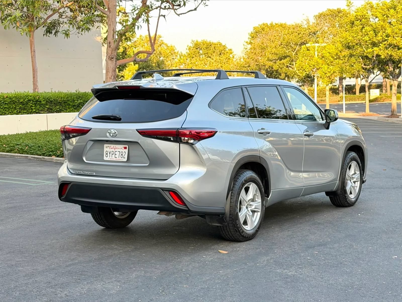 Used 2021 Toyota Highlander L FWD image 4