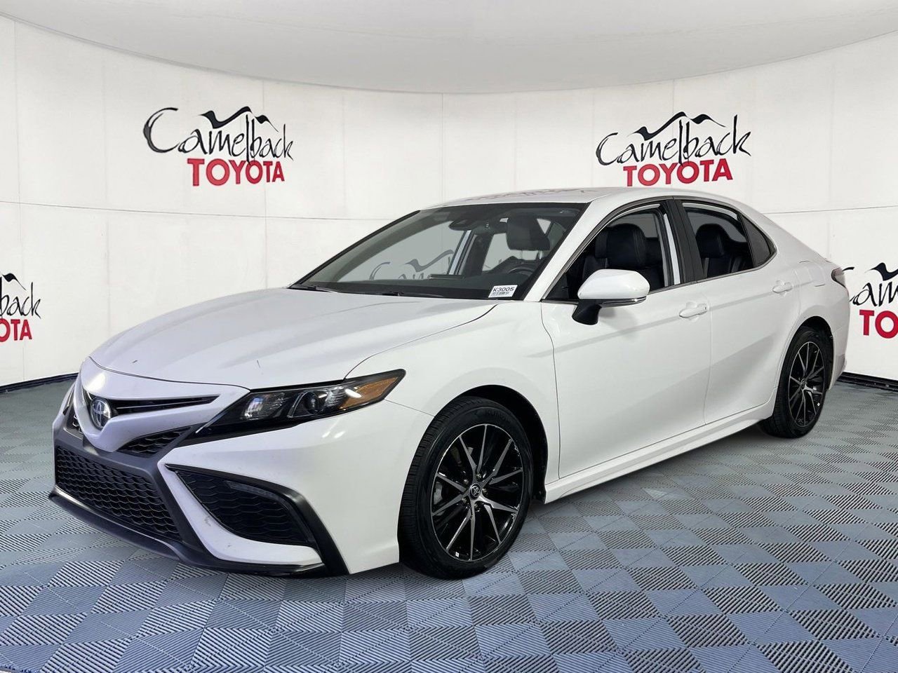 Used 2024 Toyota Camry SE FWD image 4