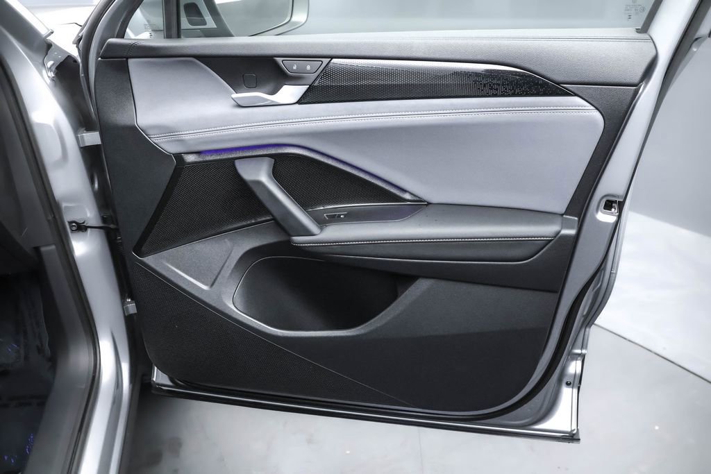 Used 2025 Volkswagen Tiguan SE image 28