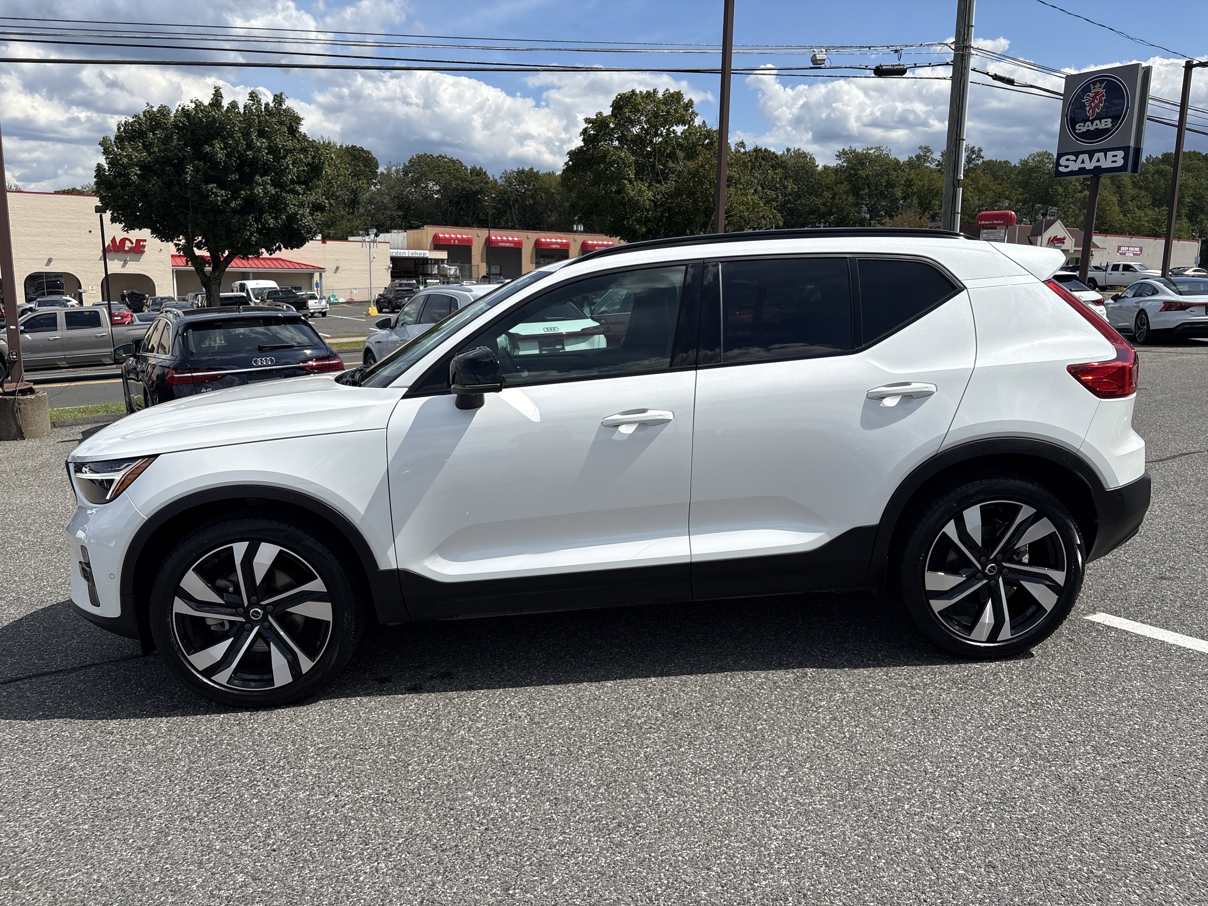 Certified 2025 Volvo XC40 B5 Plus image 4