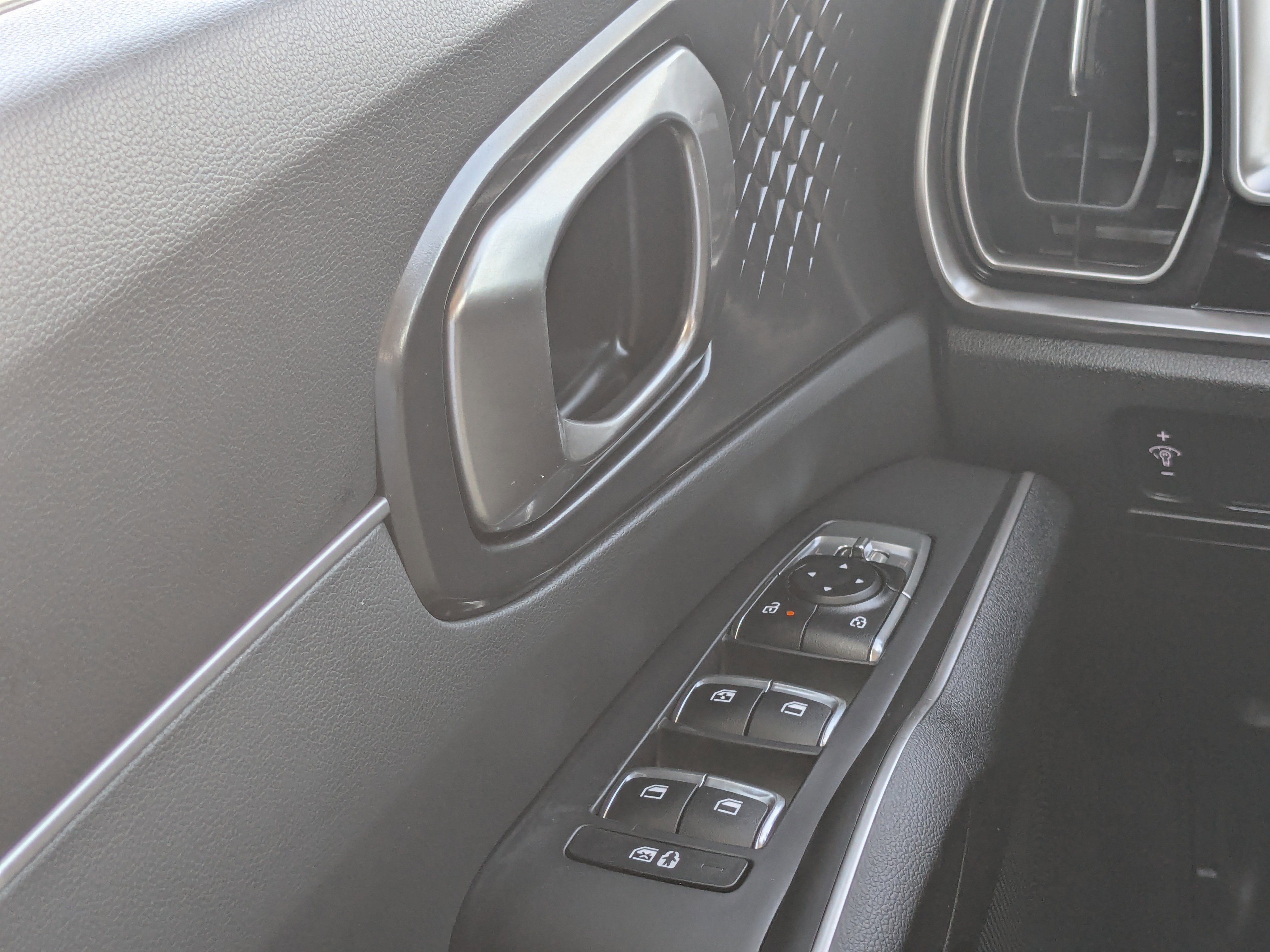 Certified 2025 Kia Sorento S w/ Panoramic Sunroof Package image 37