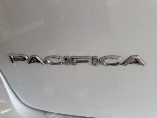 Used 2025 Chrysler Pacifica Select image 37