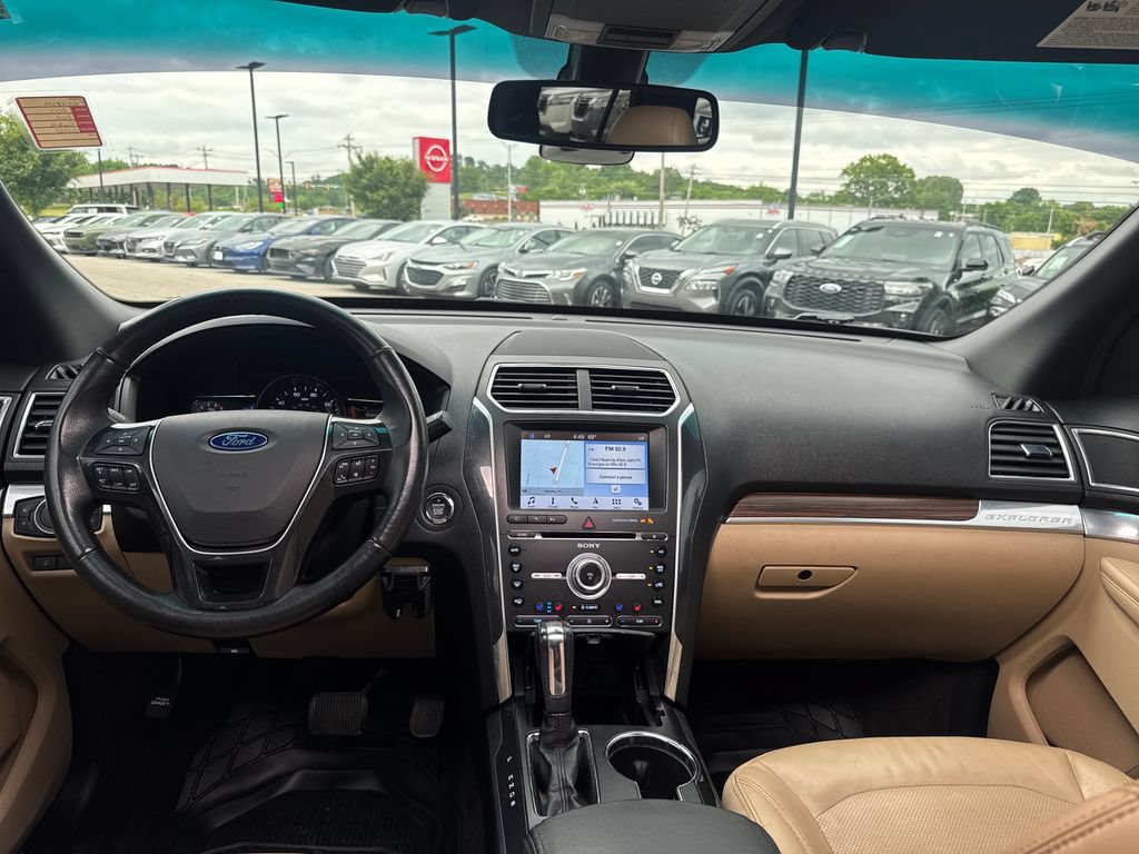 Used 2017 Ford Explorer Limited w/ Equipment Group 301A FWD image 12