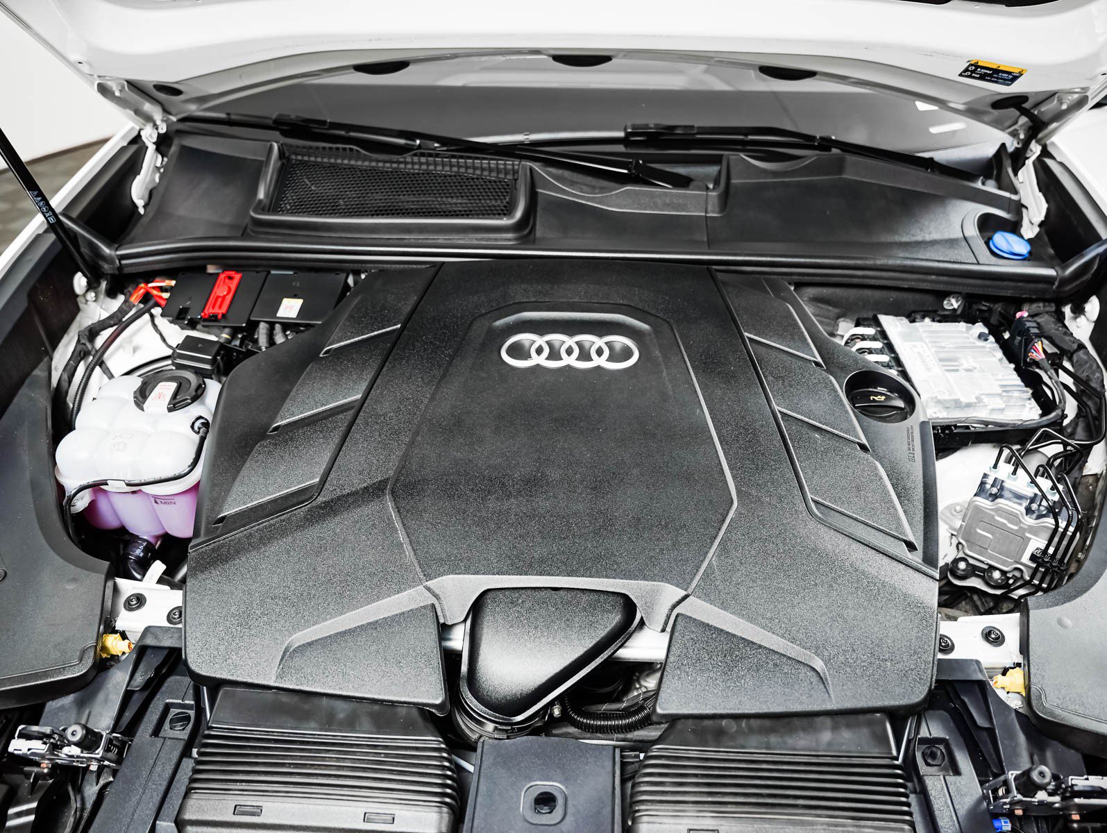 Certified 2025 Audi Q8 Prestige AWD/4WD image 3