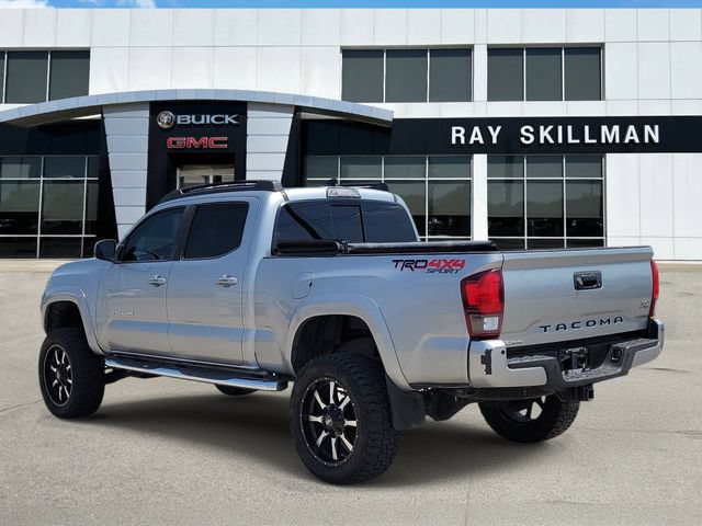 Used 2019 Toyota Tacoma TRD Sport w/ TRD Premium Sport Package AWD/4WD image 4