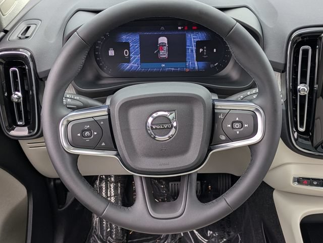 Certified 2025 Volvo XC40 B5 Plus AWD/4WD image 17