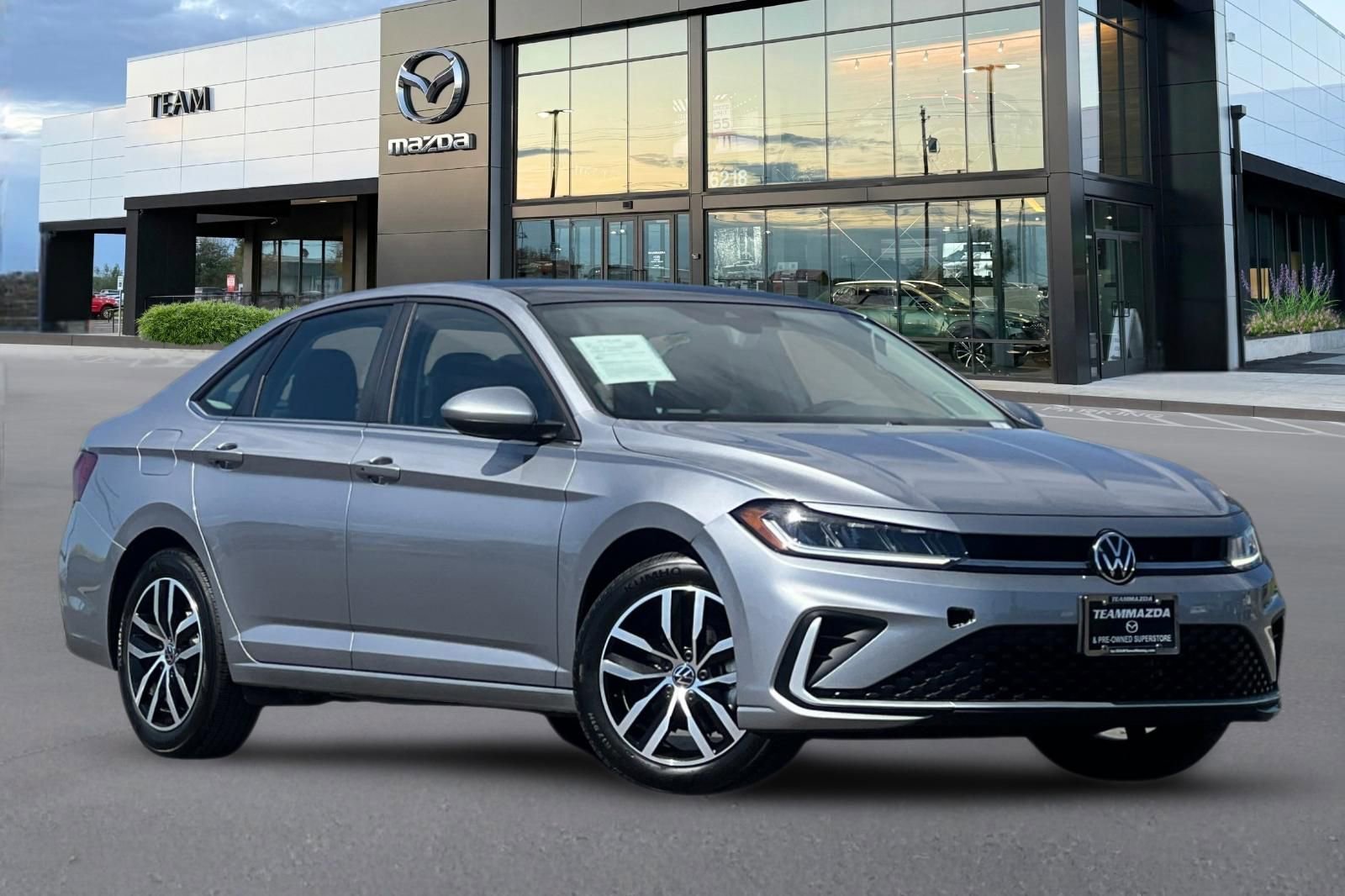 Used 2025 Volkswagen Jetta SE FWD image 2