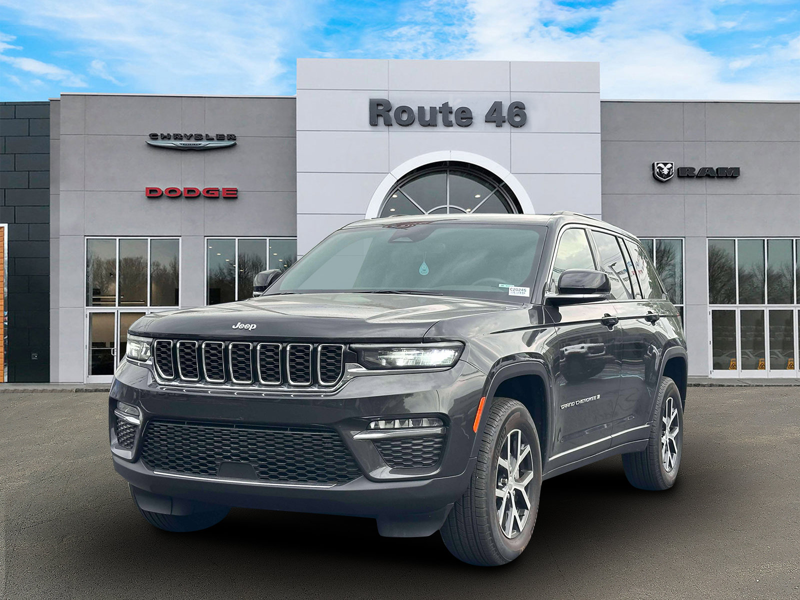Used 2024 Jeep Grand Cherokee Limited AWD/4WD image 2