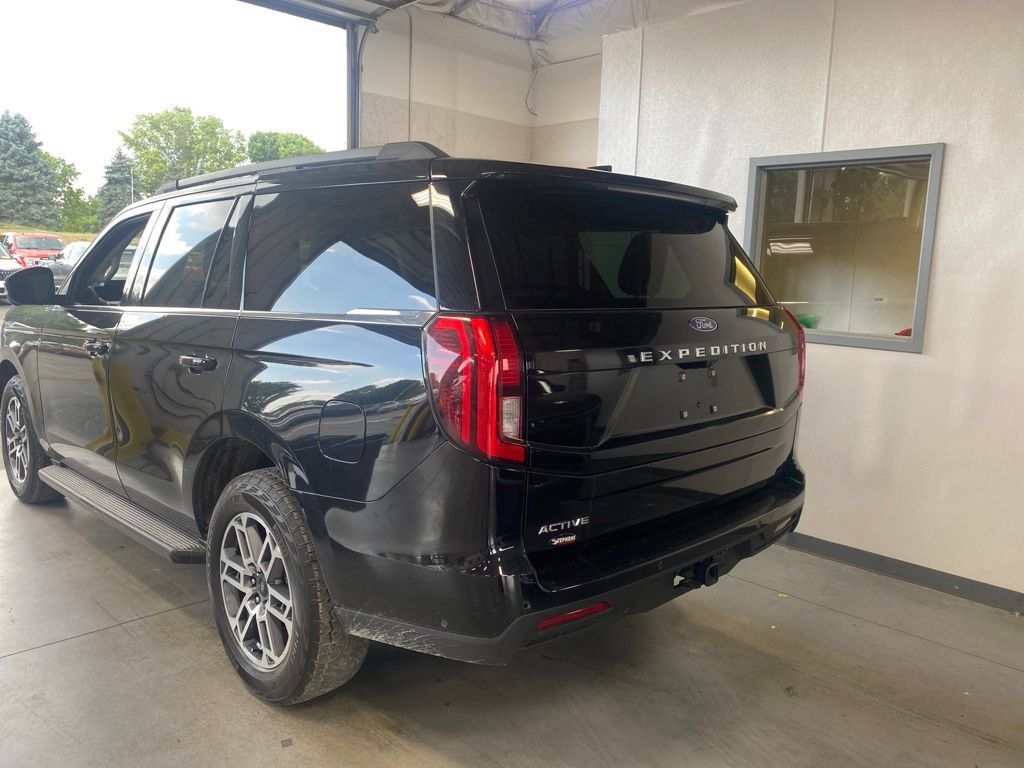 Used 2025 Ford Expedition Active AWD/4WD image 3
