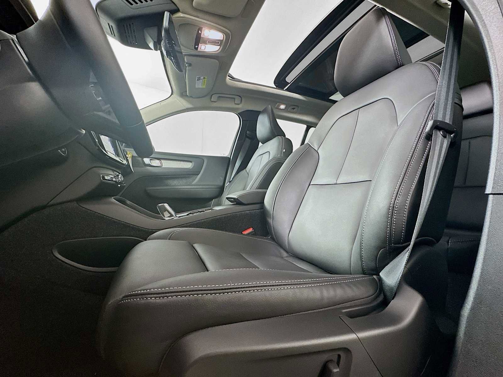 Used 2025 Volvo XC40 B5 Plus w/ Climate Package image 19