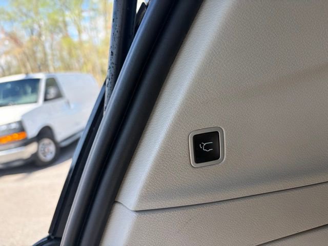 Used 2022 Chrysler Voyager LX image 17