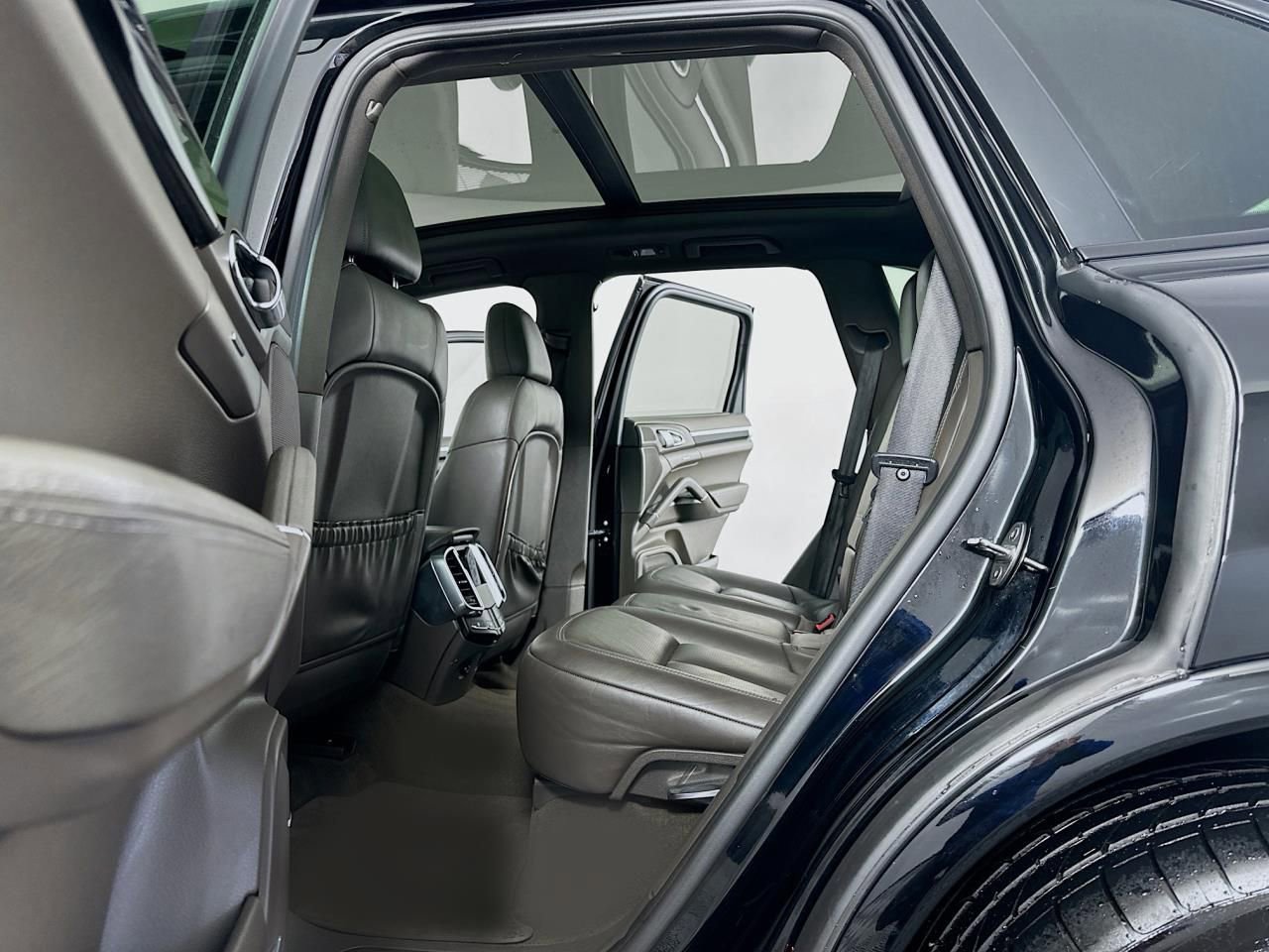 Used 2017 Porsche Cayenne Platinum Edition image 29