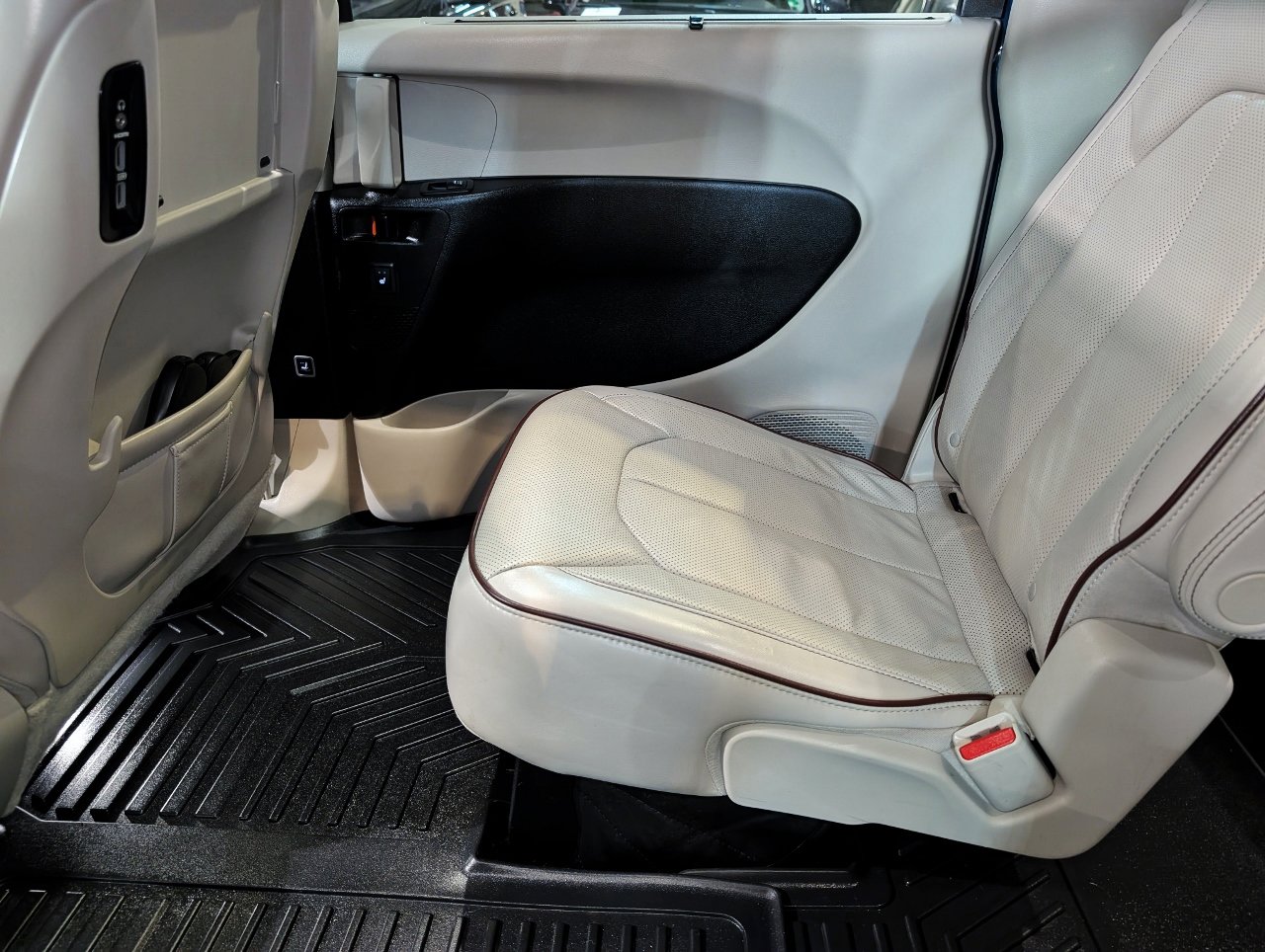 Used 2017 Chrysler Pacifica Limited image 25