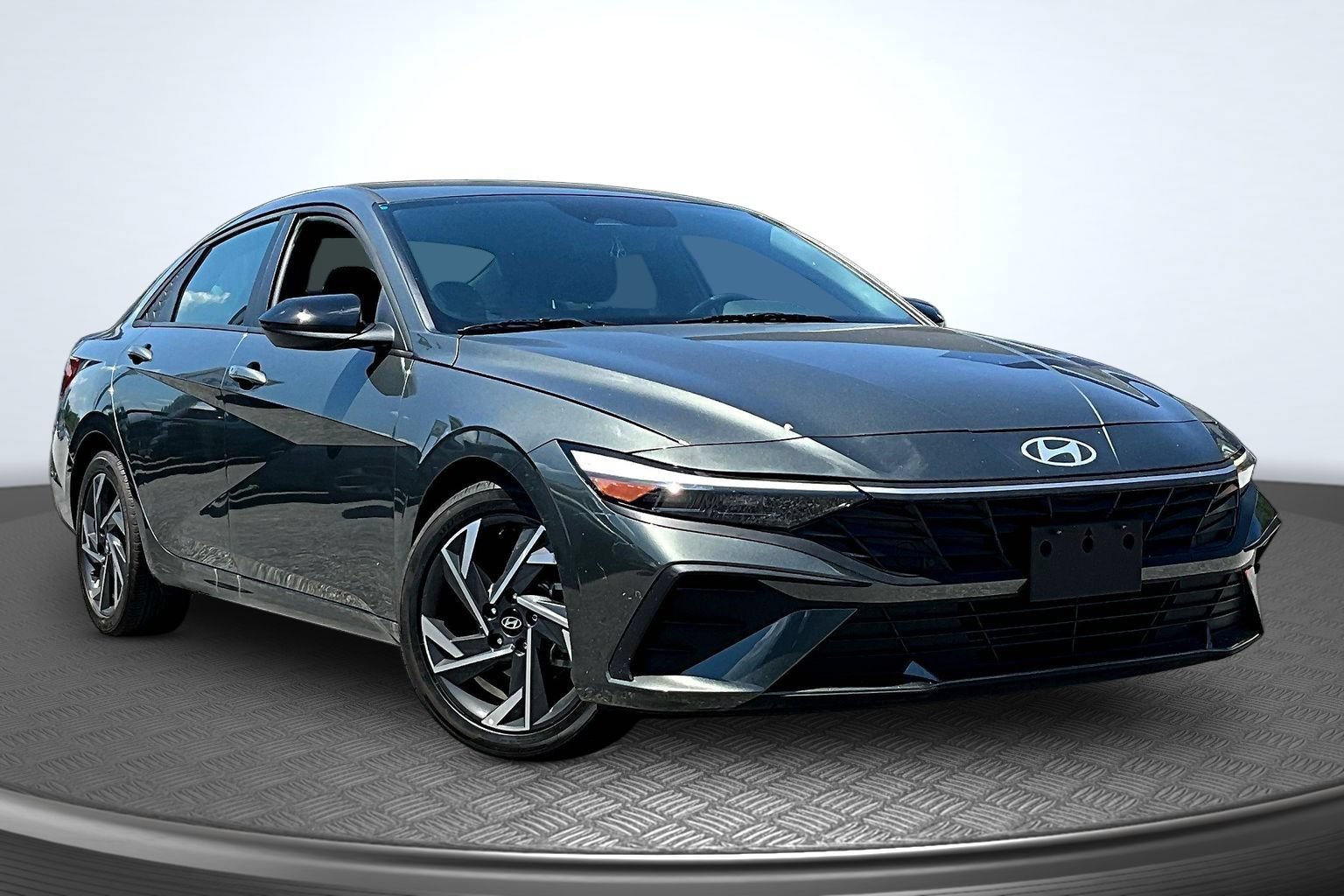 Used 2025 Hyundai Elantra Sport FWD image 3