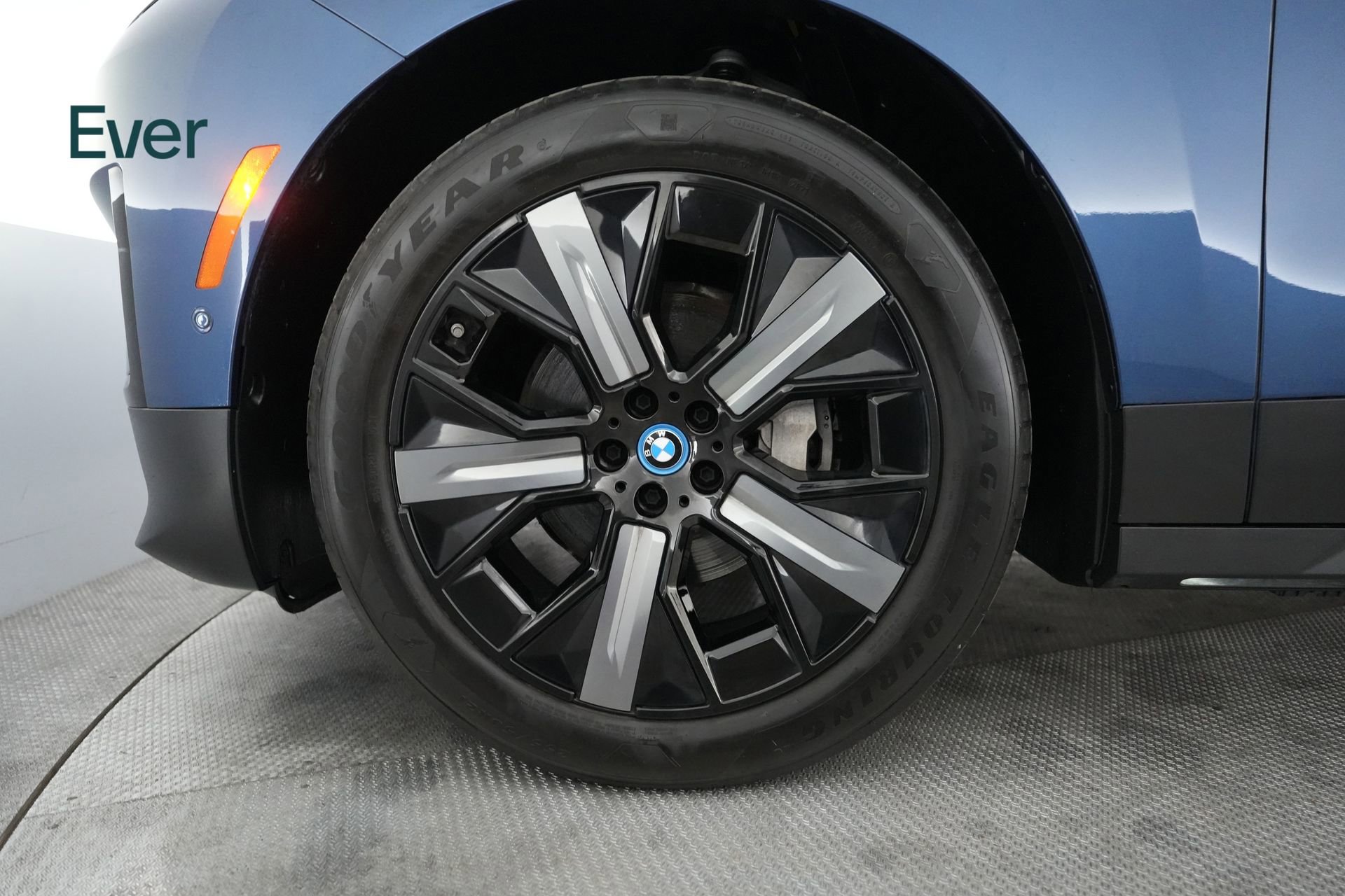 Used 2022 BMW iX xDrive50 w/ Premium Package AWD/4WD image 19