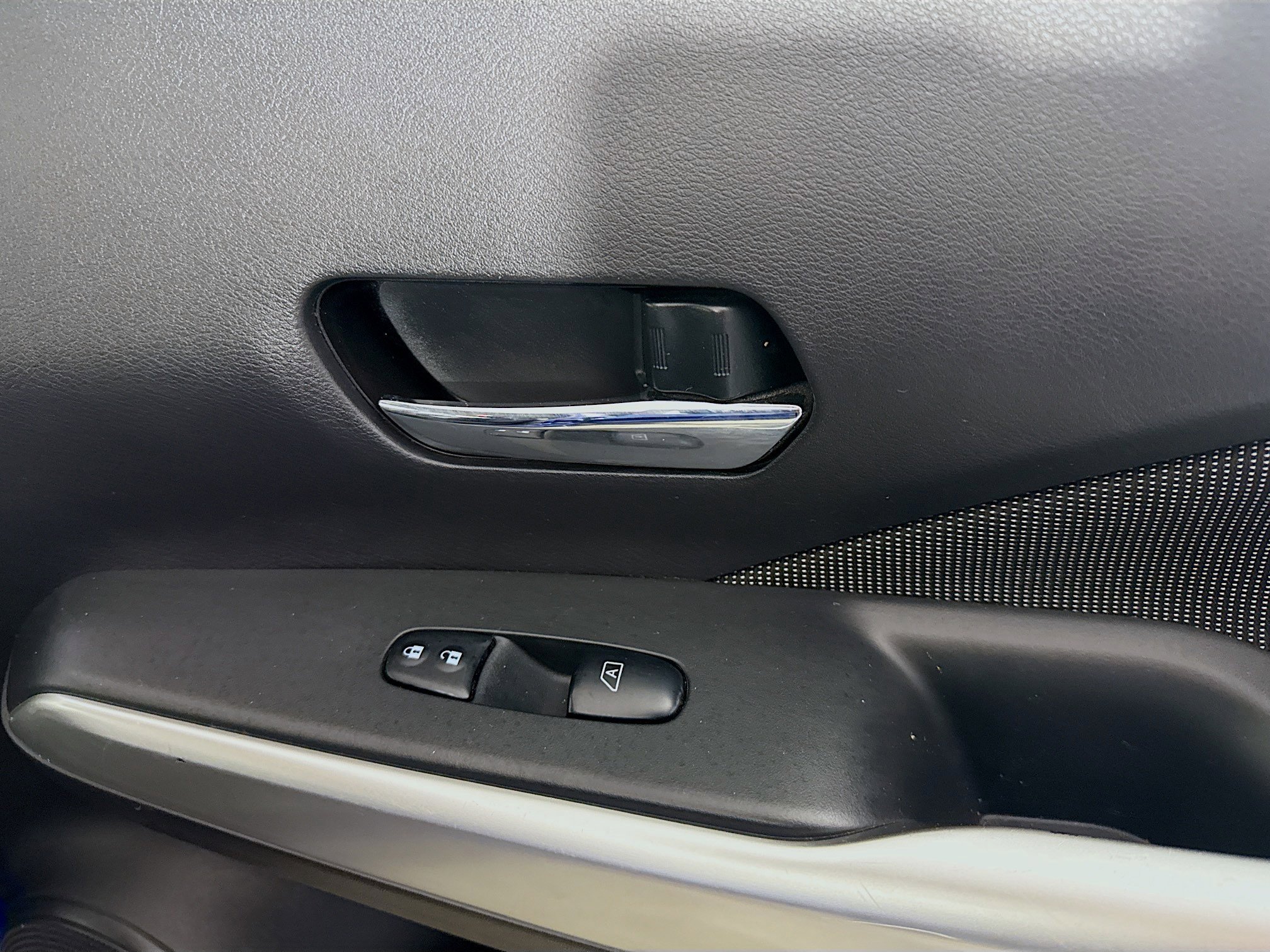 Used 2018 Nissan Kicks SV image 31