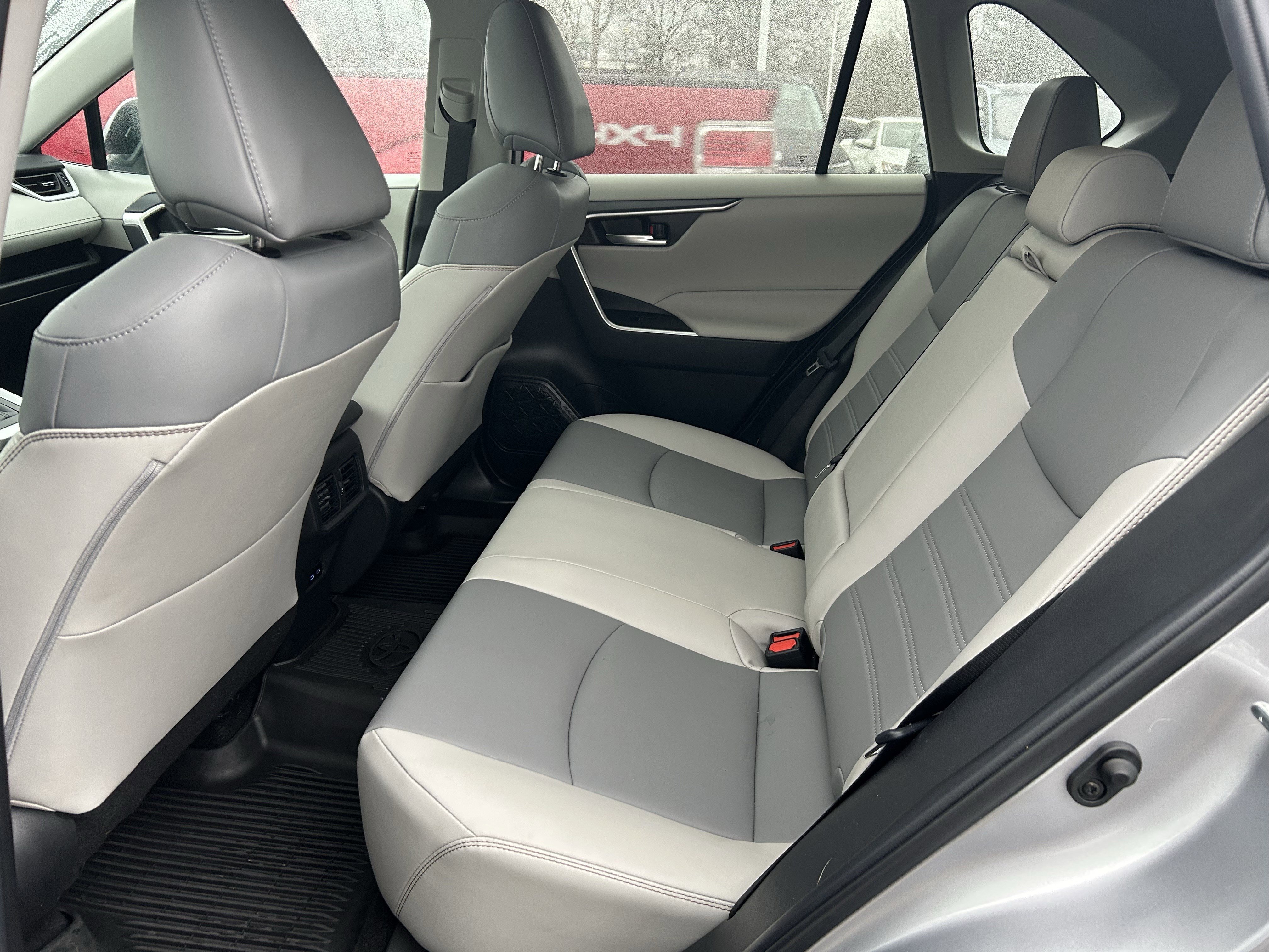 Used 2022 Toyota RAV4 XLE Premium image 24