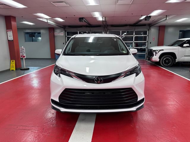Used 2026 Toyota Sienna LE image 8