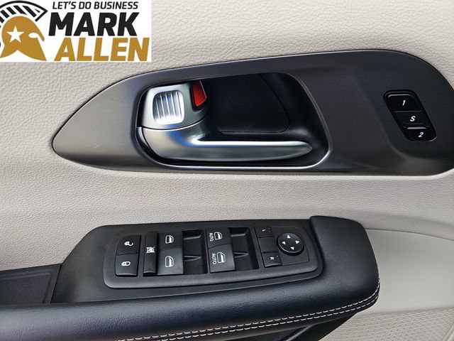 Used 2023 Chrysler Pacifica Touring-L FWD image 22