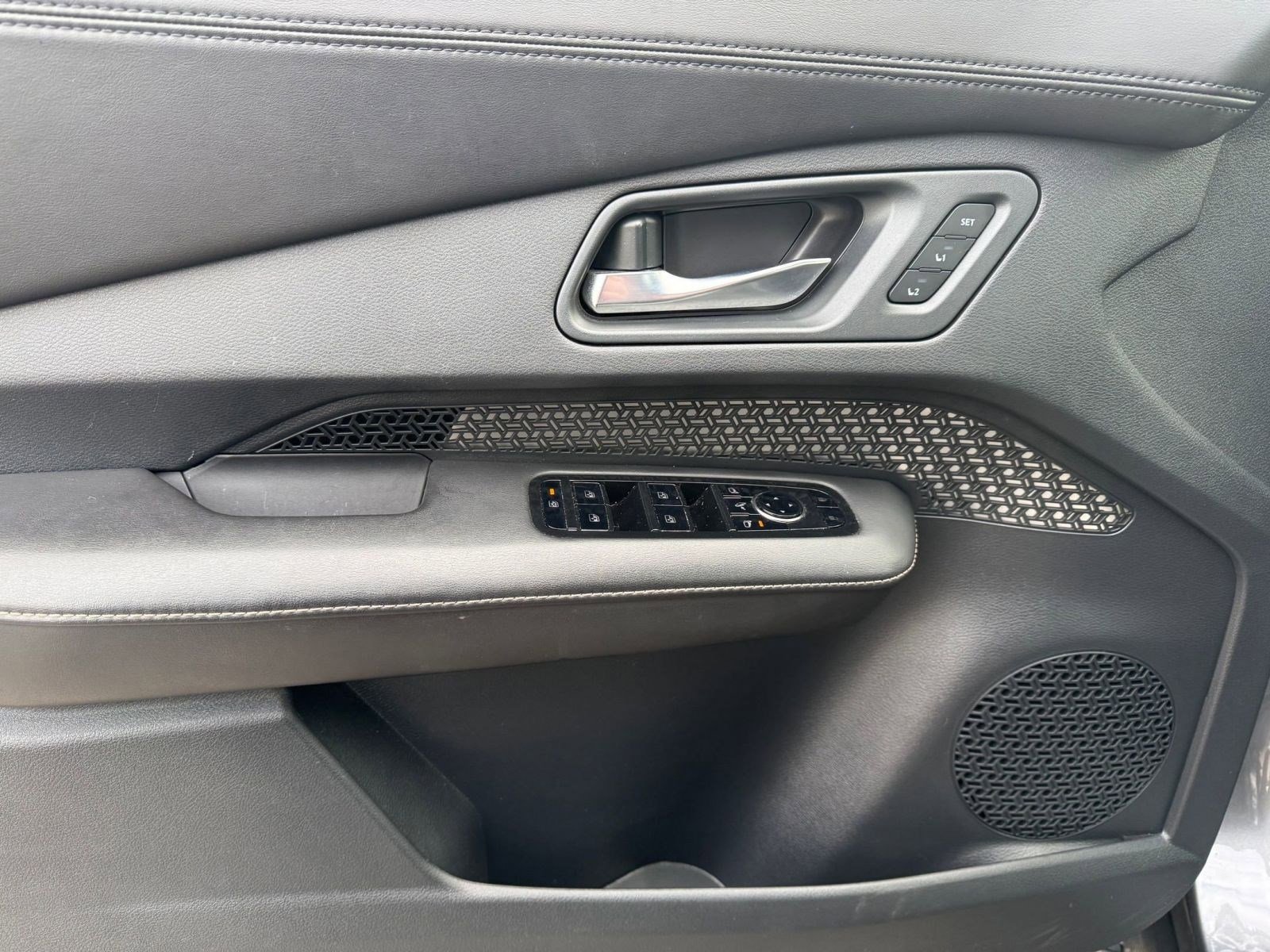 Used 2023 Nissan Ariya AWD image 13