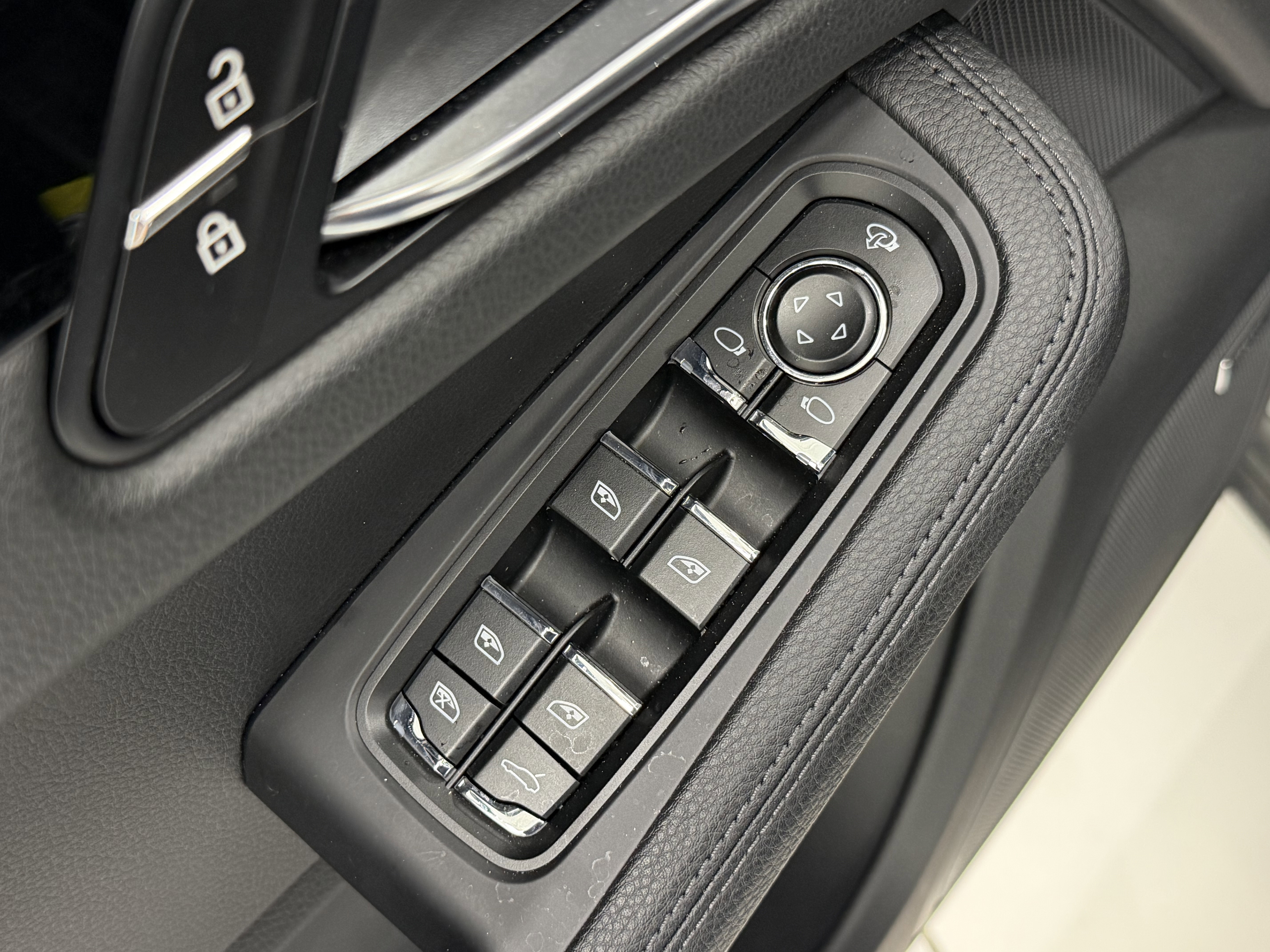 Certified 2025 Porsche Macan image 28