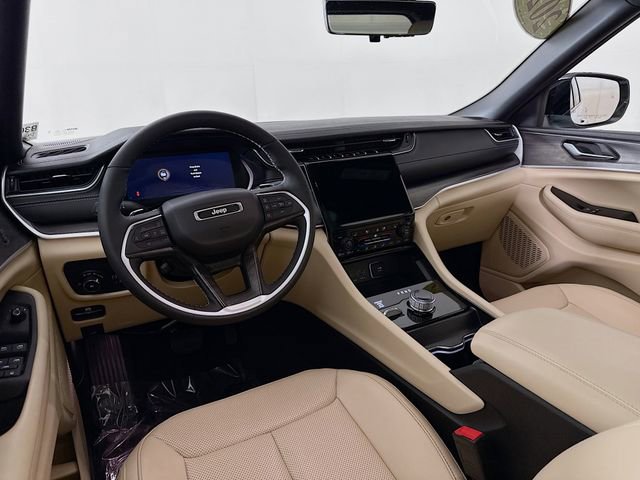 Used 2025 Jeep Grand Cherokee Limited w/ Luxury Tech Group II image 23
