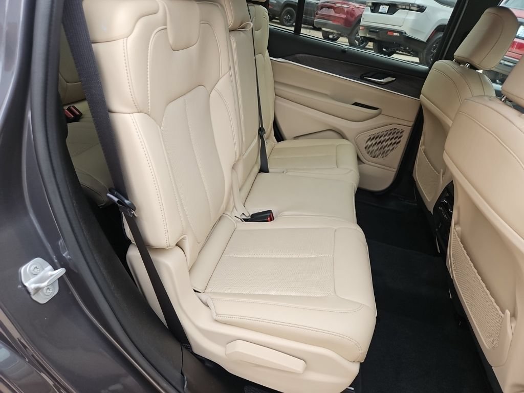 Certified 2025 Jeep Grand Cherokee L Limited w/ Luxury Tech Group II AWD/4WD image 28