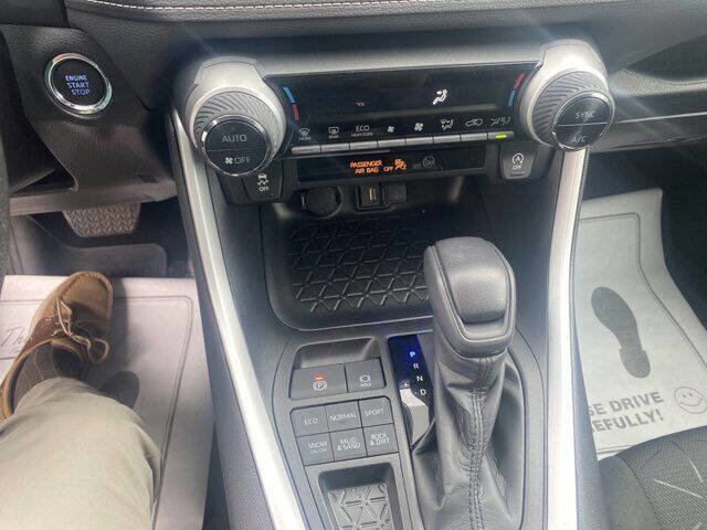 Used 2022 Toyota RAV4 XLE image 18