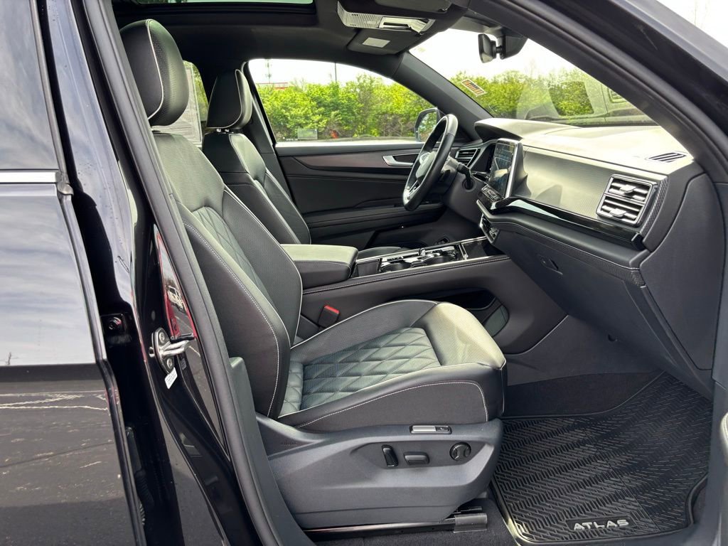 Used 2025 Volkswagen Atlas Cross Sport SEL Premium R-Line AWD/4WD image 24