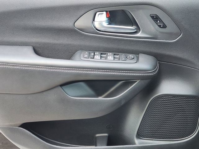 New 2026 Chrysler Pacifica Select FWD image 17