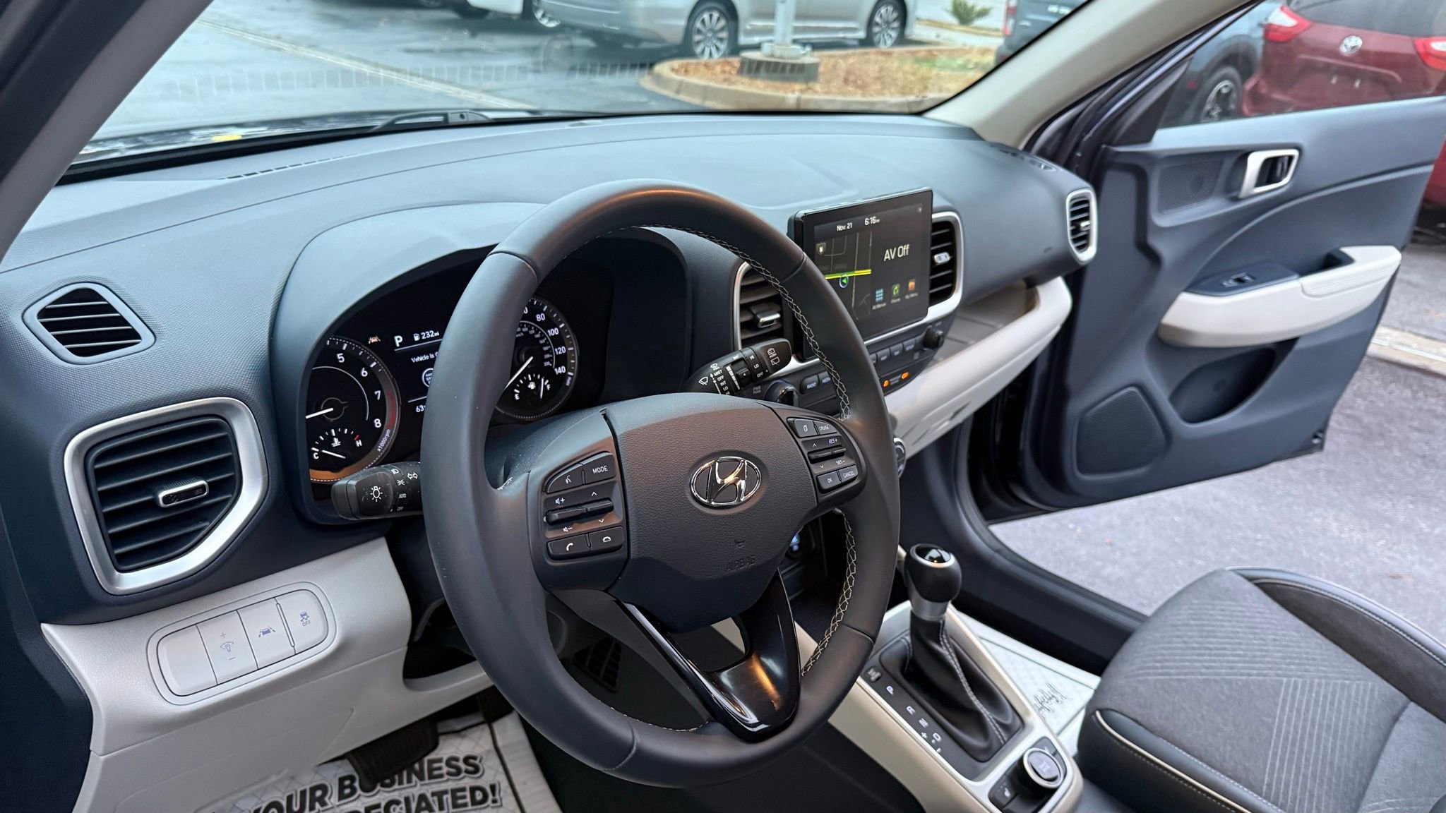 Used 2020 Hyundai Venue image 32