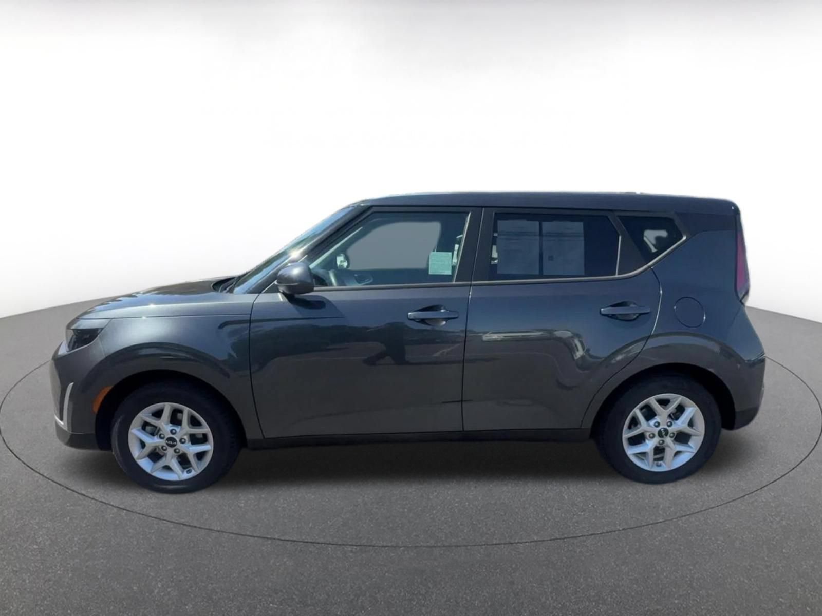 Used 2025 Kia Soul LX w/ LX Technology Package FWD image 9