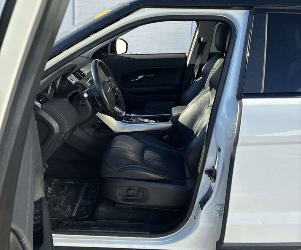 Used 2017 Land Rover Range Rover Evoque SE image 2